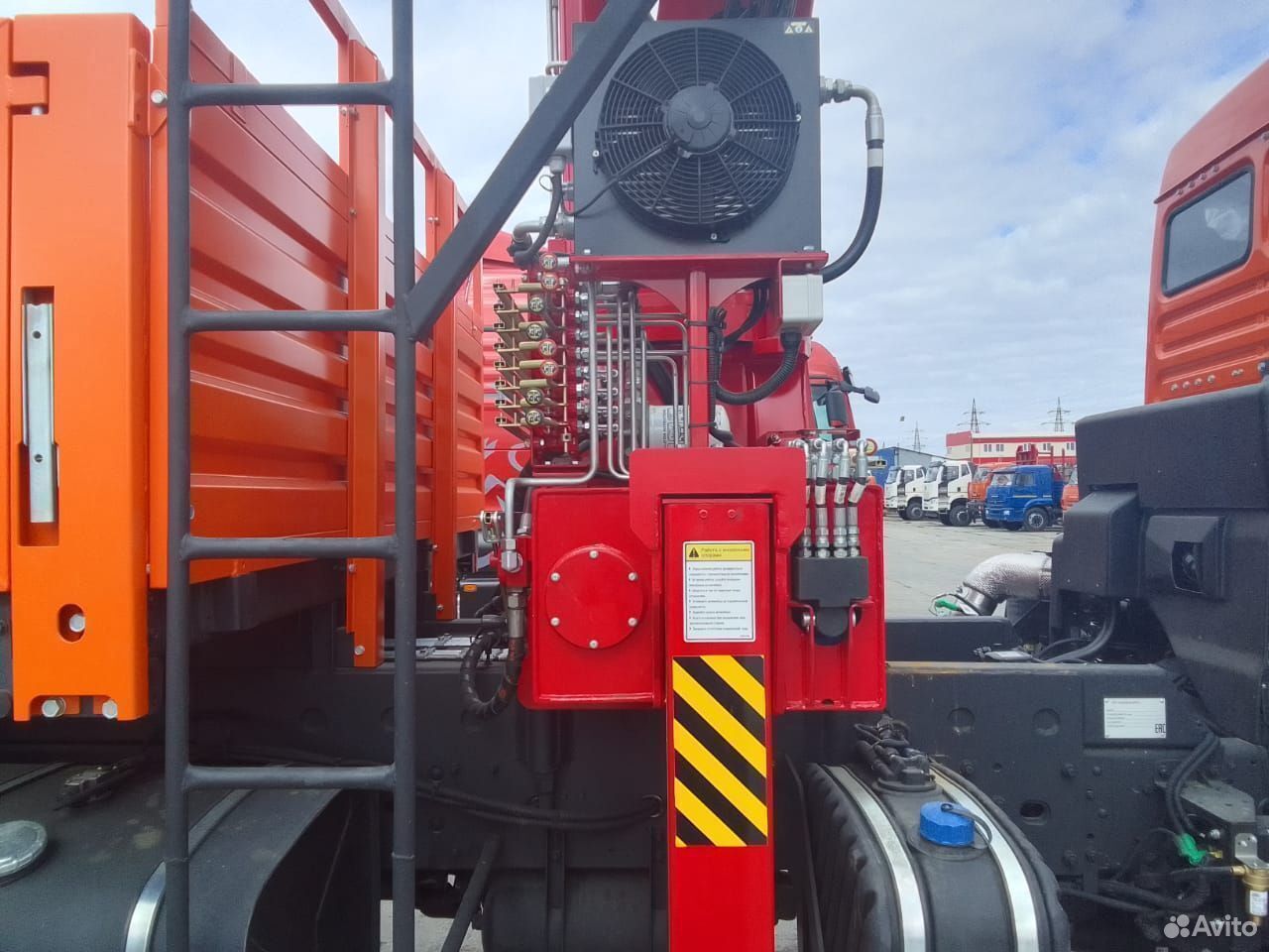 Бортовой автомобиль КАМАЗ 43118-50 с КМУ Horyong 206